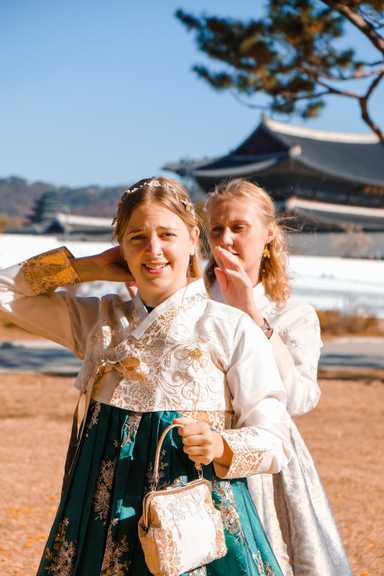 Cajsa und Louise beim Haare richten