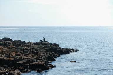 Am Meer entlang spazieren wir zurück