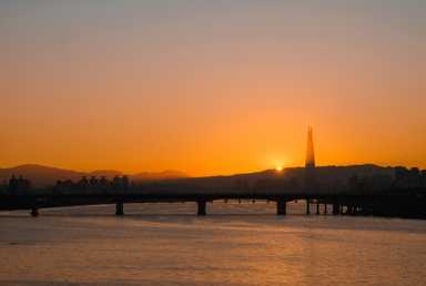 Der Sonnenaufgang über dem Han River