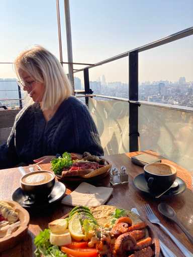 Die Stadt beim Brunch mit Aussicht entdecken