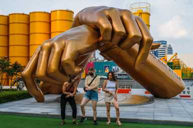 Die goldenen Hände vom Musikvideo Gangnam Style