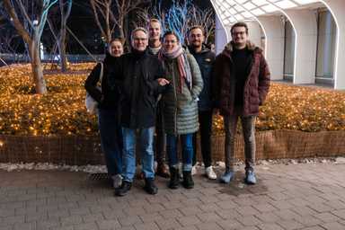 Familie Saaro vor dem Lotte Tower