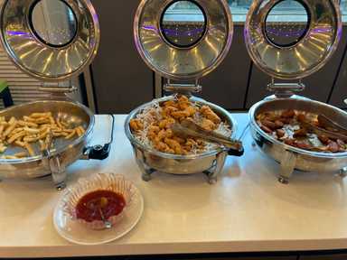 mit Pommes und Fried Chicken