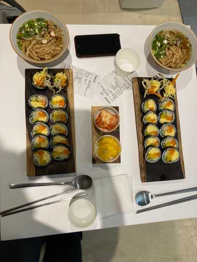 Koreanisches Mittagessen - Udongnudeln und Gimbap