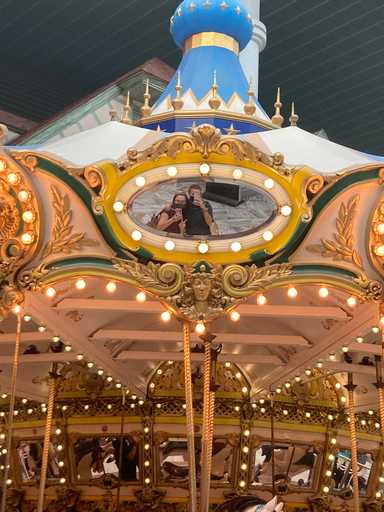 Liesjie und ich vor einem Karussell