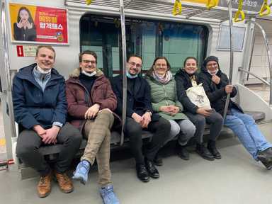 Familie Saaro an Silvester in der Metro