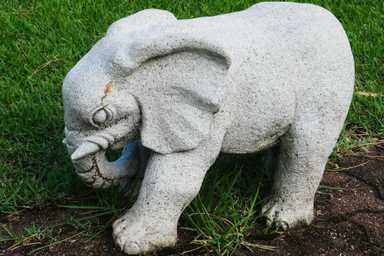 Der Yakcheonsa Tempel hat viele Details: von Elefanten