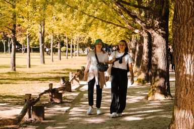Cajsa und ich am Spatzieren auf Nami-Island
