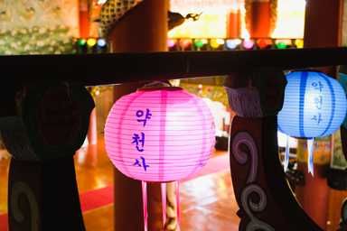 bis zu vielen Lichtern und Laternen