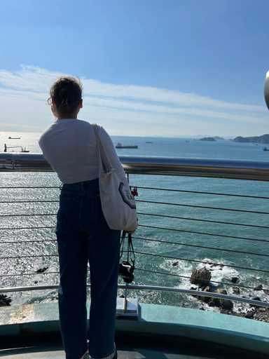 Ich am die Aussicht geniessen auf unserem Spaziergang entlang der Küste