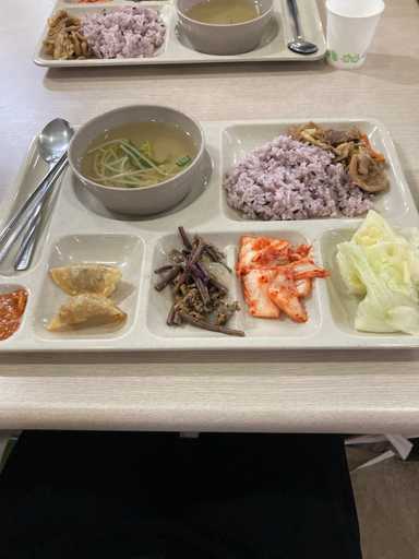 Mittagessen in der Cafeteria