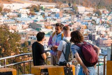 Ein Teil der Reisegruppe in der *Gamcheon Cultural Village