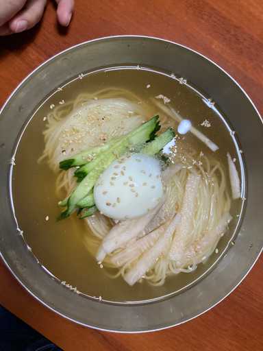 Unser Mittagessen: eine traditionelle kalte Nudelsuppe