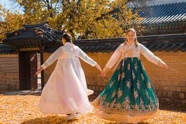 Cajsa und ich hatten Freude an den Kleidern