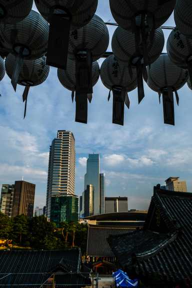 Blick aus der Tempelanlage auf die umgebenden Wolkenkratzer