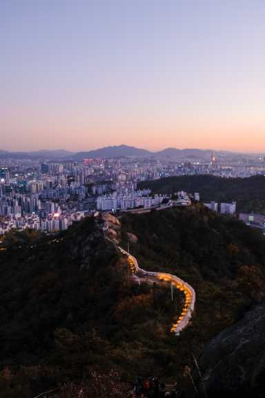 Die Stadtmauern beim Eindunkeln