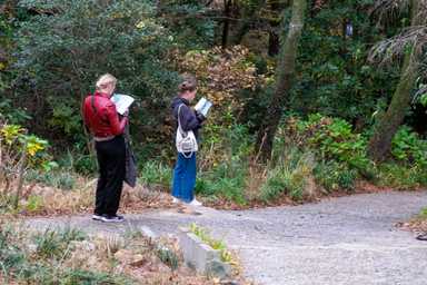 Louise und ich beim Tempel anschauen