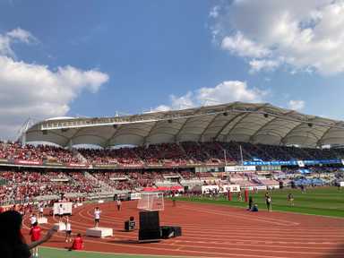 Zuschauer:innen beim Cheering zum Rugbyspiel